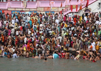 Thousand takes holy dip at Pushkar Lake on Maha Snan